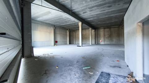 Armazém 620 m2 - Frente para N1. a 1 minuto da Saida da A1 Carvalhos. .Pé dtº 8 mt