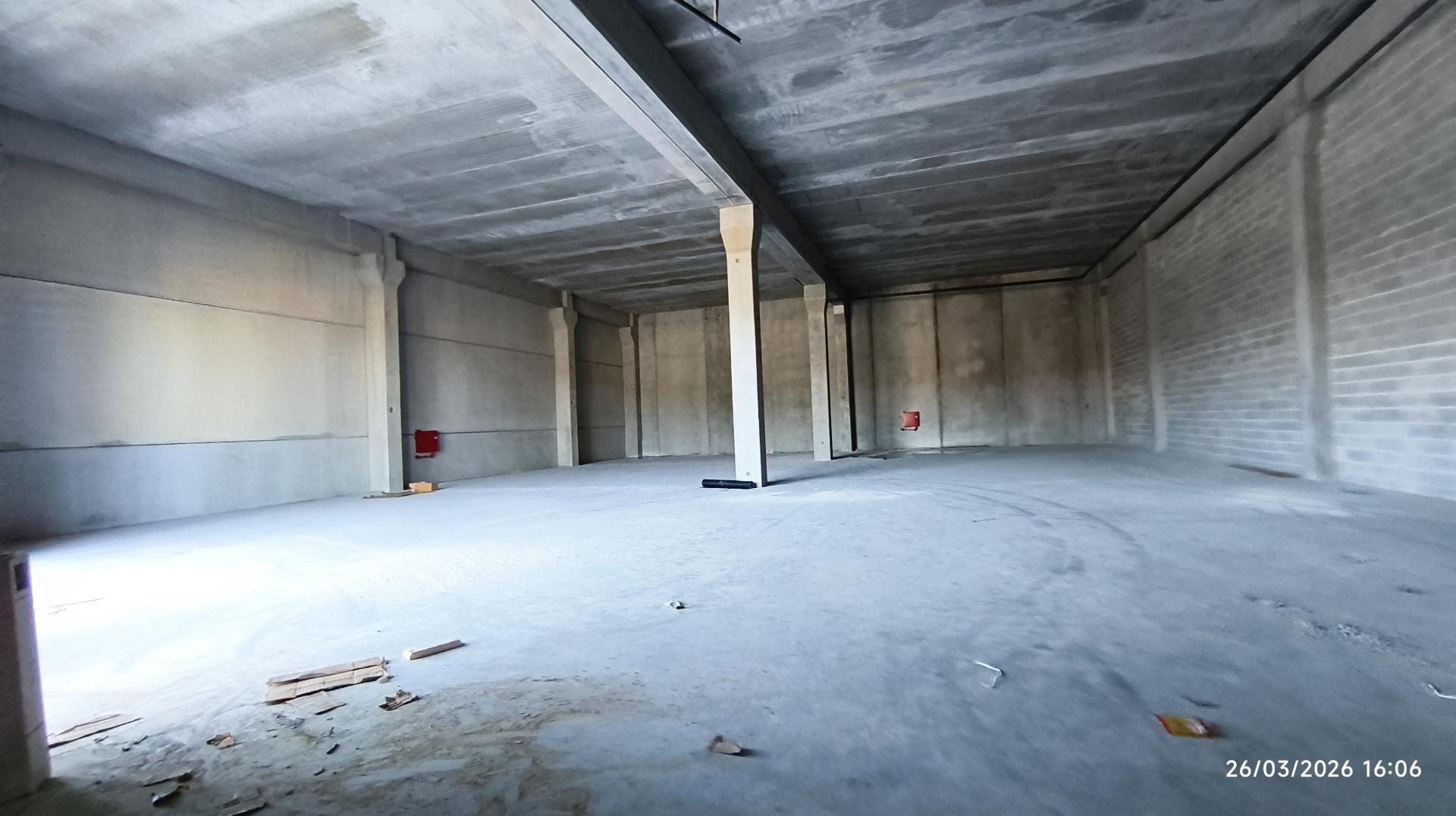 Armazém 620 m2 - Frente para N1. a 1 minuto da Saida da A1 Carvalhos. .Pé dtº 8 mt