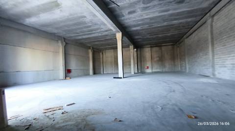 Armazém 620 m2 - Frente para N1. a 1 minuto da Saida da A1 Carvalhos. .Pé dtº 8 mt