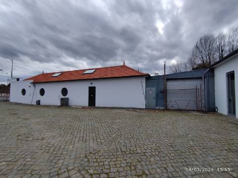 Armazém industrial com 1400 m2. Frente para A.E - A43 Porto - Gondomar. 300 mt da VCI. - Antas. 
Posto de transformação.