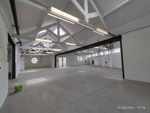 Armazém industrial com 1400 m2. Frente para A.E - A43 Porto - Gondomar. 300 mt da VCI. - Antas. 
Posto de transformação.