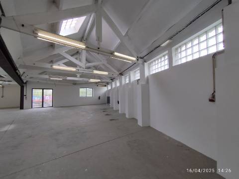 Armazém industrial com 1400 m2. Frente para A.E - A43 Porto - Gondomar. 300 mt da VCI. - Antas. 
Posto de transformação.