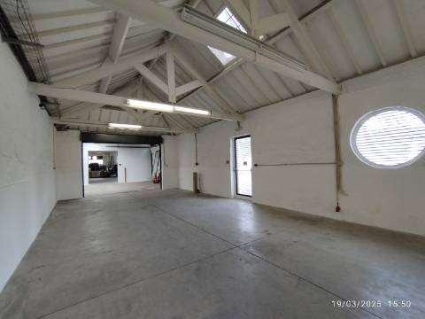 Armazém industrial com 1400 m2. Frente para A.E - A43 Porto - Gondomar. 300 mt da VCI. - Antas. 
Posto de transformação.