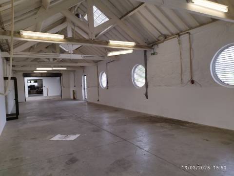 Armazém industrial com 1400 m2. Frente para A.E - A43 Porto - Gondomar. 300 mt da VCI. - Antas. 
Posto de transformação.