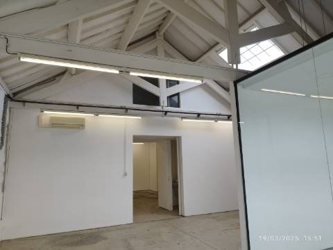 Armazém industrial com 1400 m2. Frente para A.E - A43 Porto - Gondomar. 300 mt da VCI. - Antas. 
Posto de transformação.