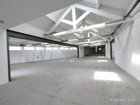 Armazém industrial com 1400 m2. Frente para A.E - A43 Porto - Gondomar. 300 mt da VCI. - Antas. 
Posto de transformação.