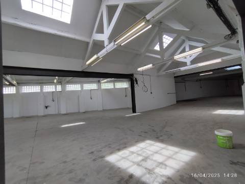 Armazém industrial com 1400 m2. Frente para A.E - A43 Porto - Gondomar. 300 mt da VCI. - Antas. 
Posto de transformação.