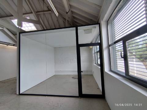 Armazém industrial com 1400 m2. Frente para A.E - A43 Porto - Gondomar. 300 mt da VCI. - Antas. 
Posto de transformação.