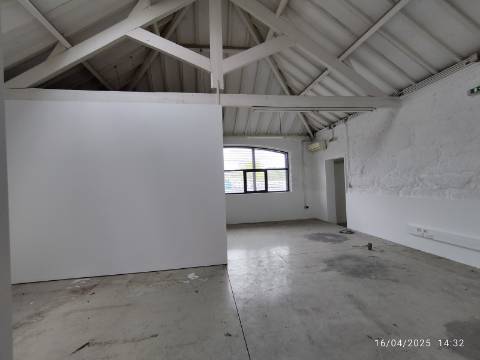 Armazém industrial com 1400 m2. Frente para A.E - A43 Porto - Gondomar. 300 mt da VCI. - Antas. 
Posto de transformação.