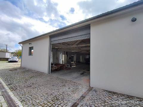 Armazém industrial com 1400 m2. Frente para A.E - A43 Porto - Gondomar. 300 mt da VCI. - Antas. 
Posto de transformação.
