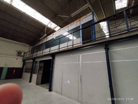 Armazém 900 m2 . Z. I. da Feiteira . Cobertura térmica.