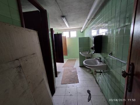 Armazém 900 m2 . Z. I. da Feiteira . Cobertura térmica.