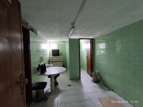 Armazém 800 m2 . Z. I. da Feiteira . Cobertura térmica.