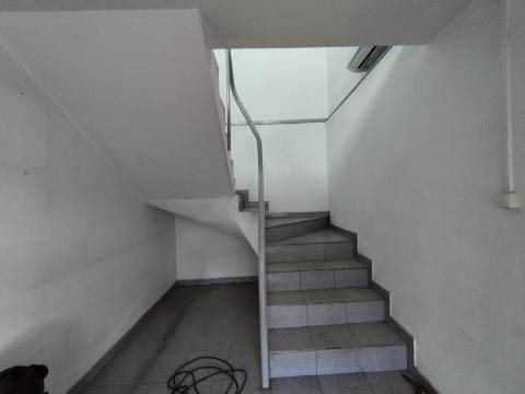 Armazém 800 m2 . Z. I. da Feiteira . Cobertura térmica.