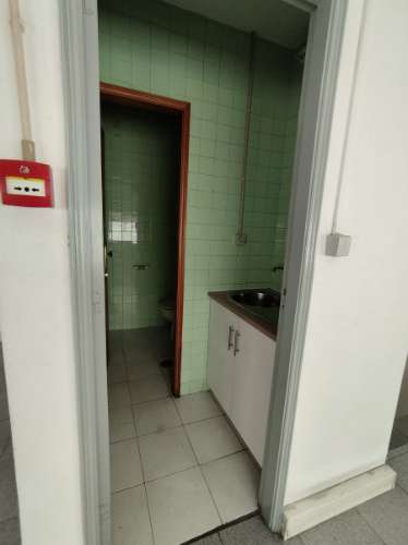 Armazém 800 m2 . Z. I. da Feiteira . Cobertura térmica.