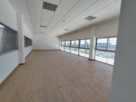 Armazém 1500 m2. Acesso a tir. Excelente parque