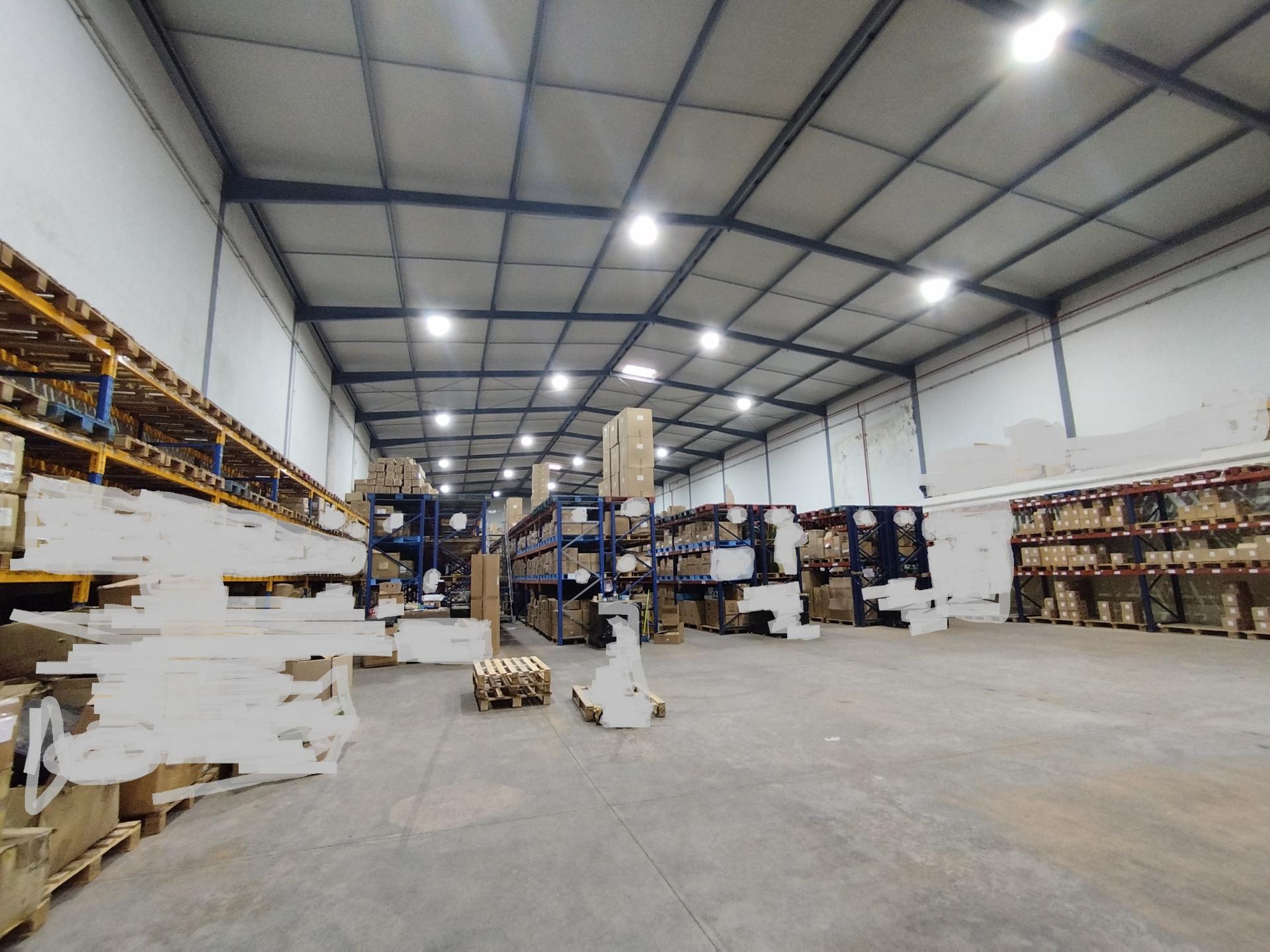 Armazém com cais de carga em zona industrial . Com 1300 m2. A 30 segundos da A1.
