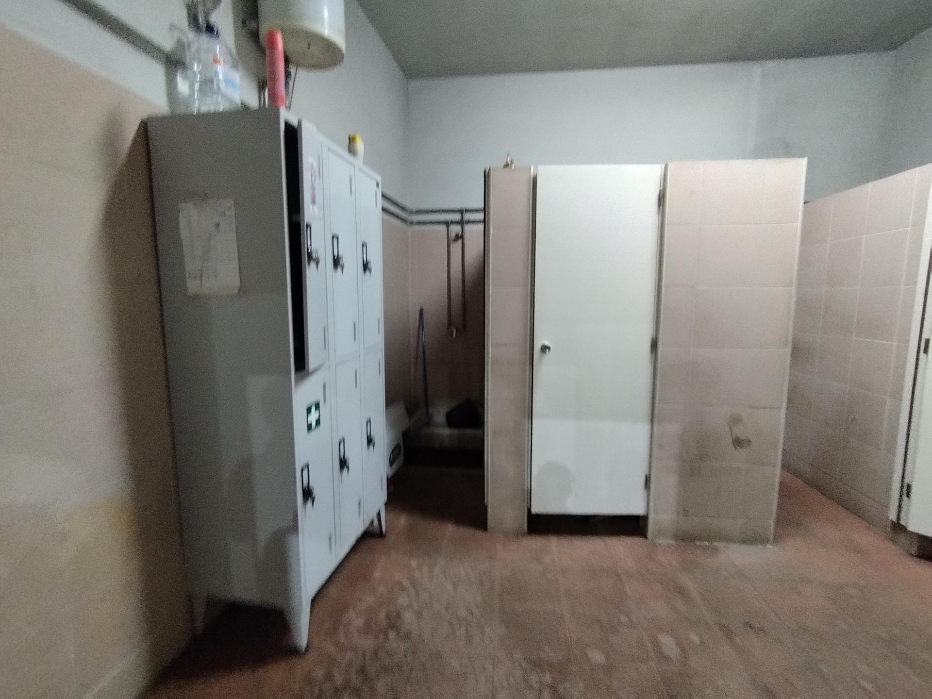 Armazém com cais de carga em zona industrial . Com 1300 m2. A 30 segundos da A1.