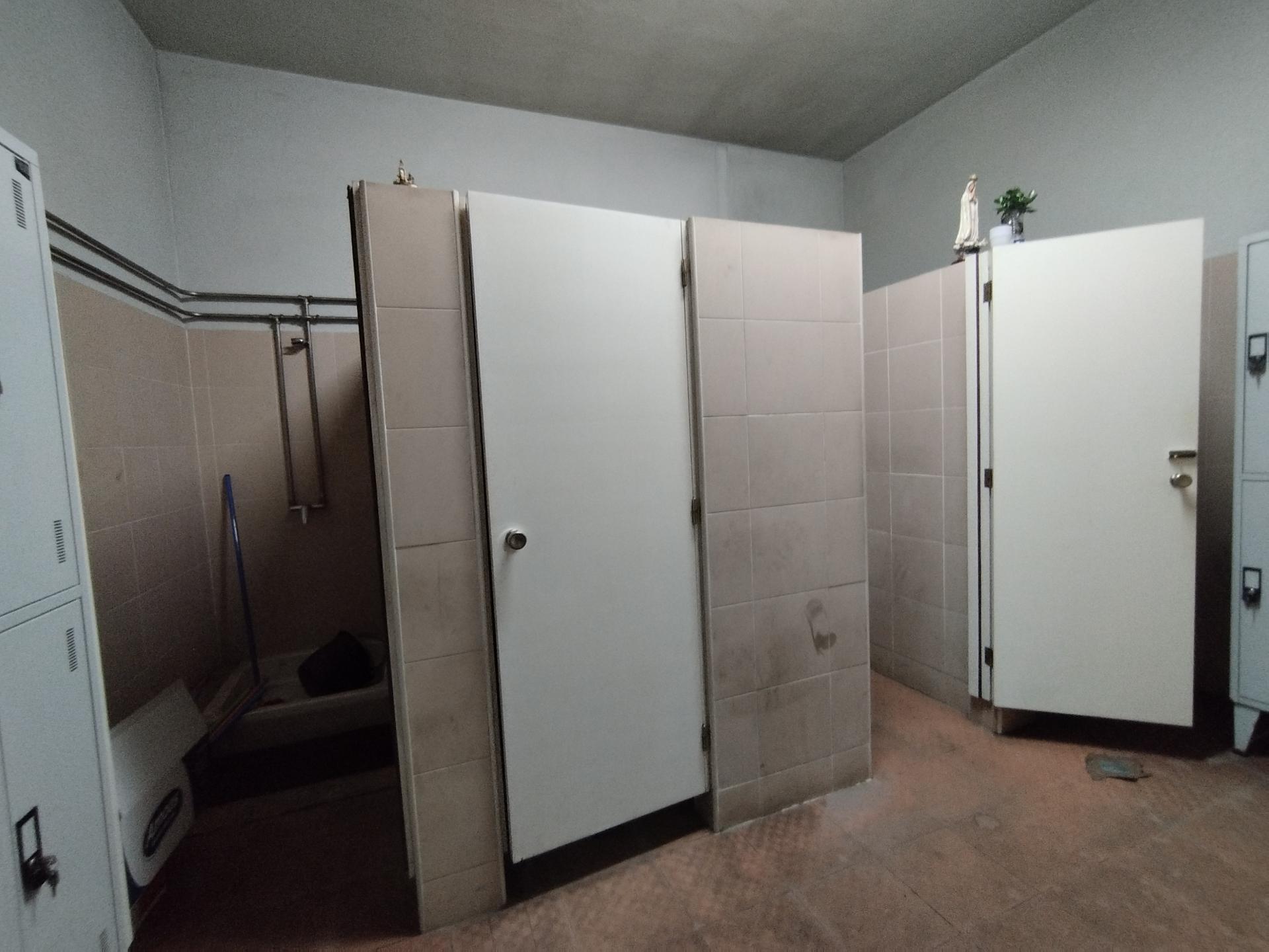 Armazém com cais de carga em zona industrial . Com 1300 m2. A 30 segundos da A1.