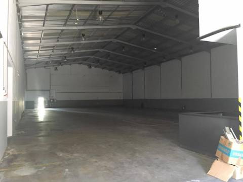 Armazém 990 m2 junto aeroporto do Porto. Area total 1300 m2. Metro a 400 mt.