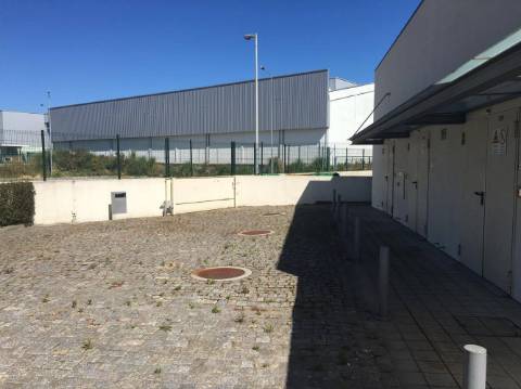 Armazém 990 m2 junto aeroporto do Porto. Area total 1300 m2. Metro a 400 mt.