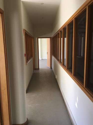 Armazém 990 m2 junto aeroporto do Porto. Area total 1300 m2. Metro a 400 mt.