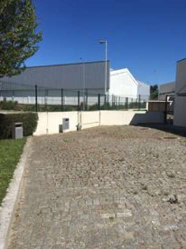 Armazém 990 m2 junto aeroporto do Porto. Area total 1300 m2. Metro a 400 mt.