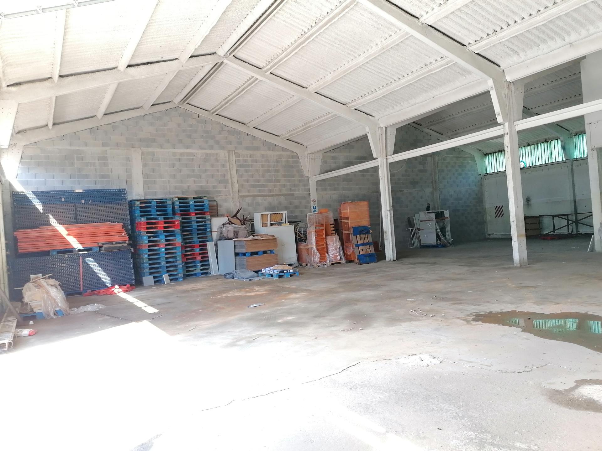 Armazém zona industrial 400 m2. Cobertura térmica.