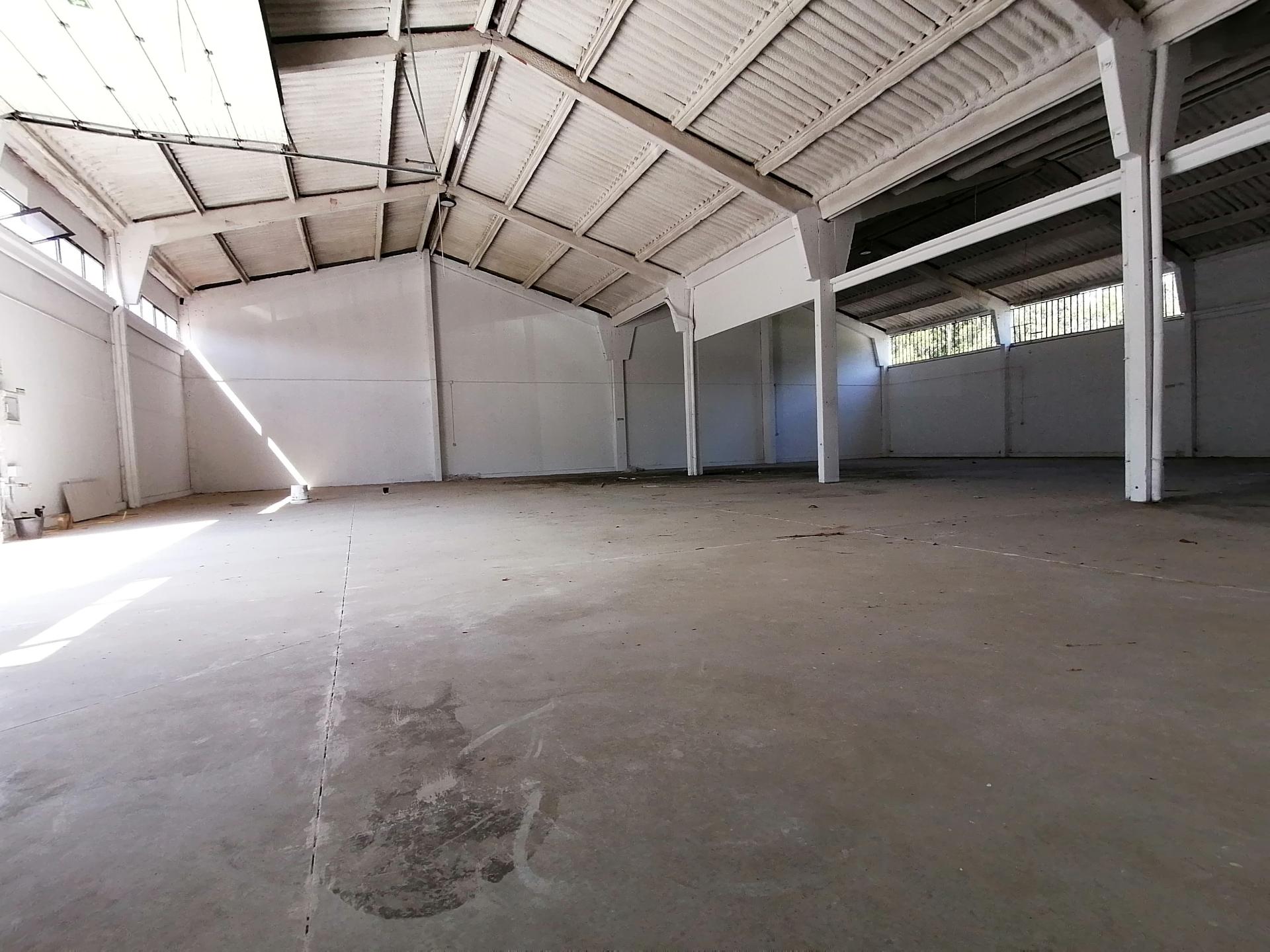 Armazém zona industrial 400 m2. Cobertura térmica.