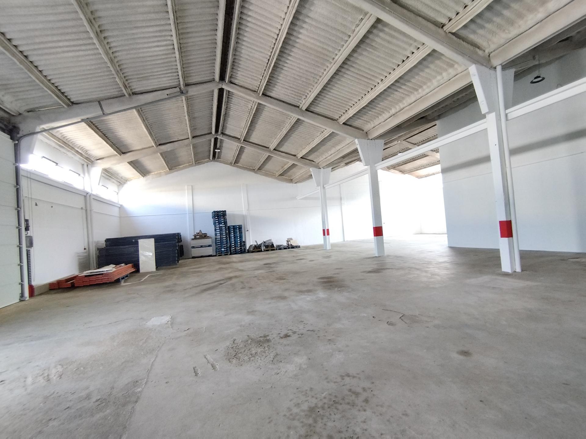 Armazém zona industrial 400 m2. Cobertura térmica.