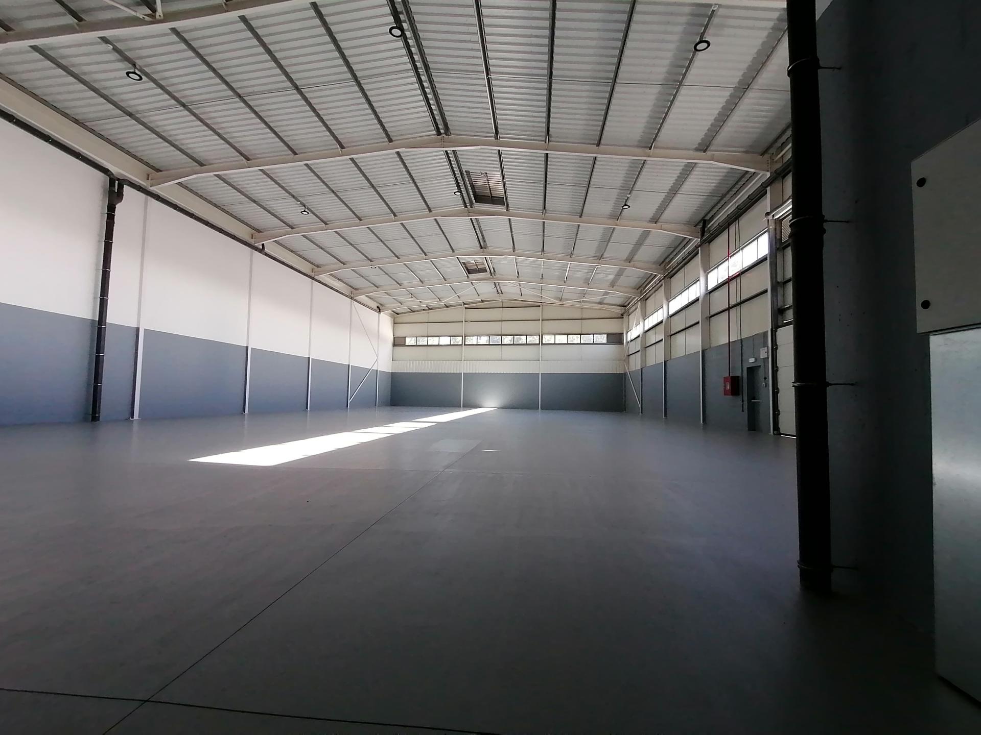 Armazém industrial 995 m2 - Como Novo