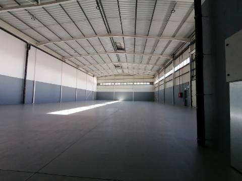 Armazém industrial 995 m2 - Como Novo