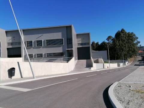 Armazém industrial 995 m2 - Como Novo