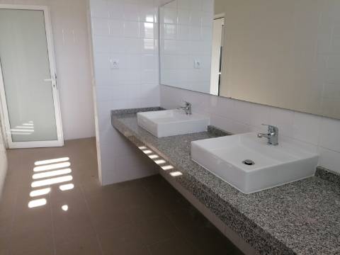 Armazém industrial 995 m2 - Como Novo