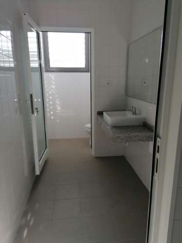 Armazém industrial 995 m2 - Como Novo