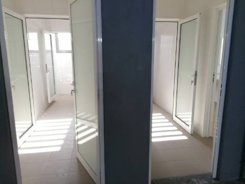 Armazém industrial 995 m2 - Como Novo