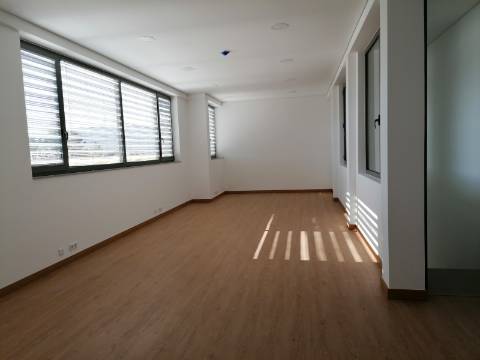 Armazém industrial 995 m2 - Como Novo