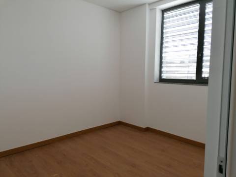 Armazém industrial 995 m2 - Como Novo