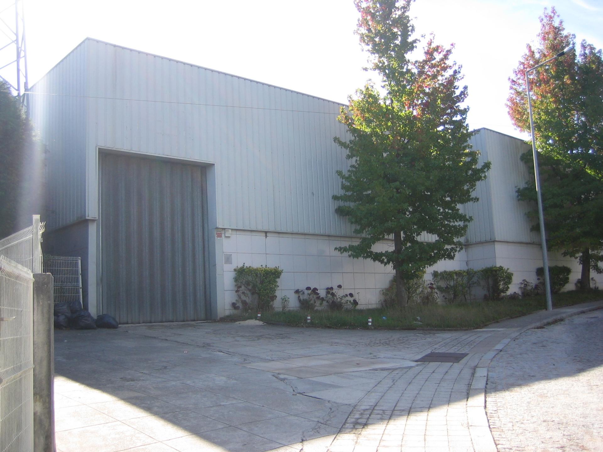 Z.I Maia -Armazém 918 m2- 300 m2 de escritórios. Excelente!