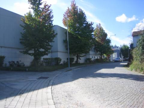 Z.I Maia -Armazém 918 m2- 300 m2 de escritórios. Excelente!