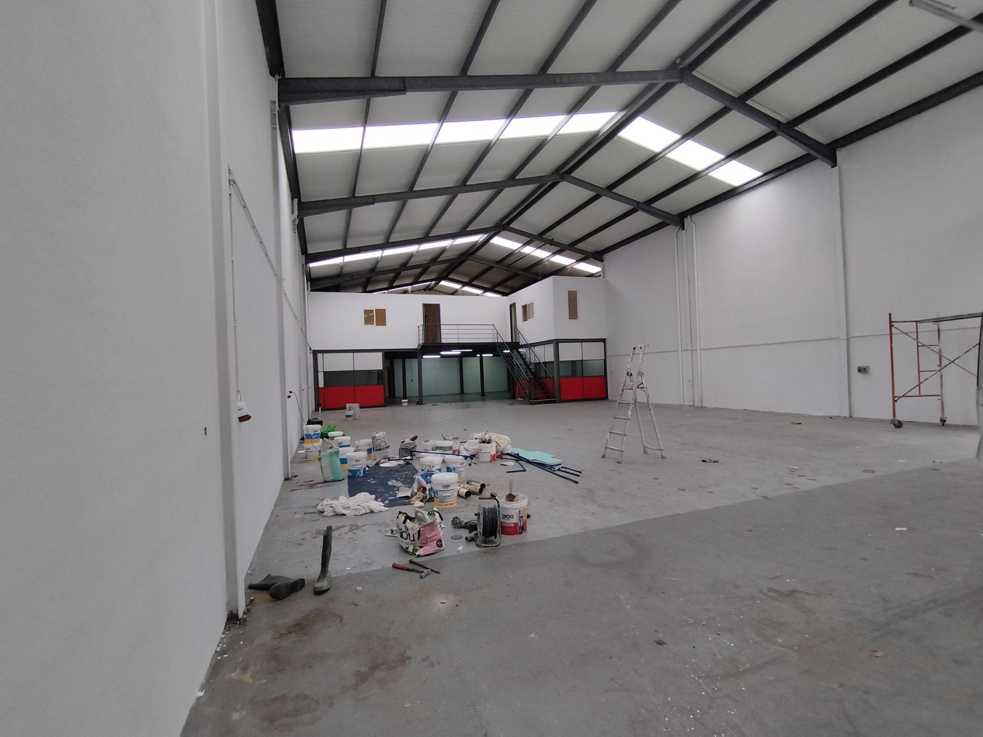 Z.I Maia -Armazém 918 m2- 300 m2 de escritórios. Excelente!