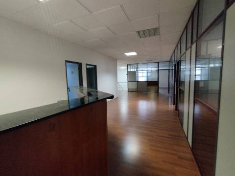 Z.I Maia -Armazém 918 m2- 300 m2 de escritórios. Excelente!