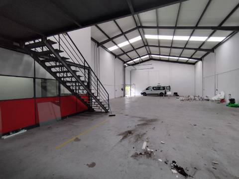 Z.I Maia -Armazém 918 m2- 300 m2 de escritórios. Excelente!