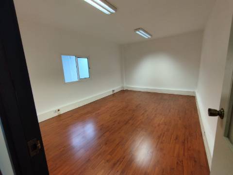 Z.I Maia -Armazém 918 m2- 300 m2 de escritórios. Excelente!