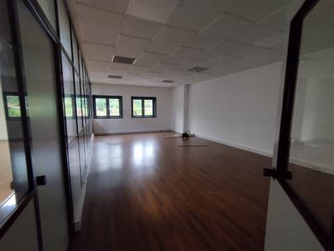 Z.I Maia -Armazém 918 m2- 300 m2 de escritórios. Excelente!