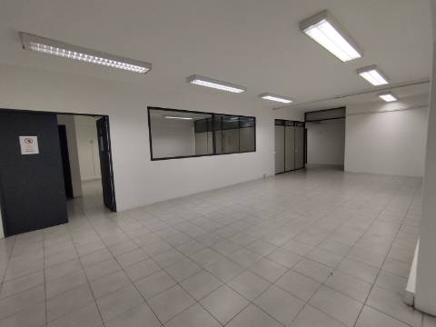 Z.I Maia -Armazém 918 m2- 300 m2 de escritórios. Excelente!