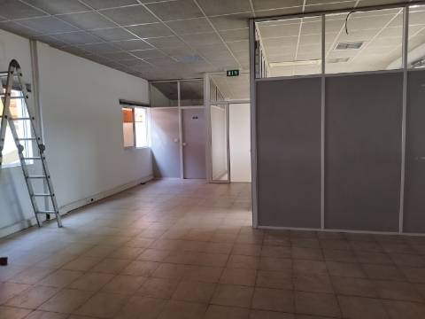 Z.I Maia -Armazém 918 m2- 300 m2 de escritórios. Excelente!