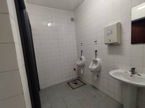 Z.I Maia -Armazém 918 m2- 300 m2 de escritórios. Excelente!