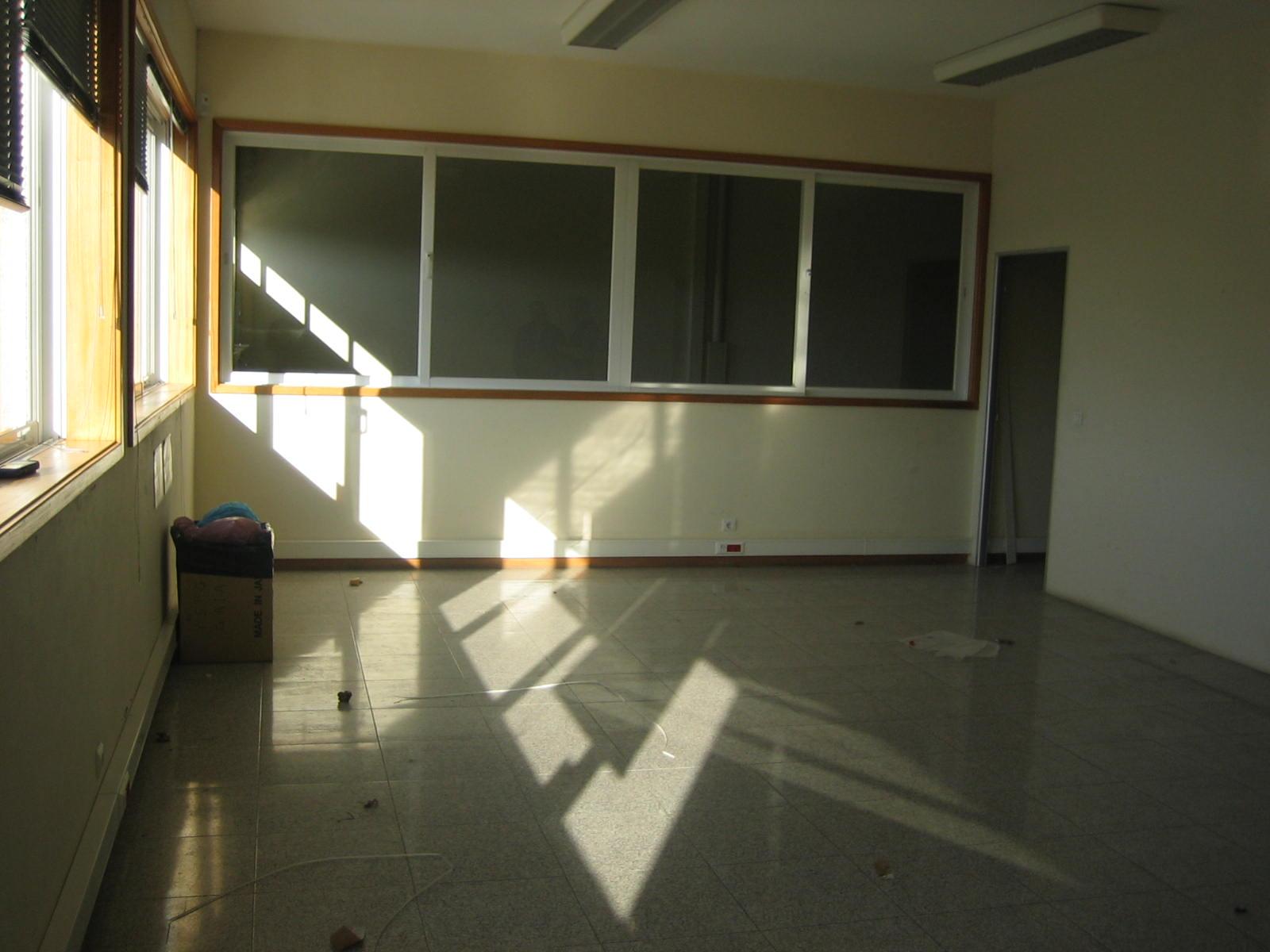 Armazém 650 m2. escritório 50 m2.