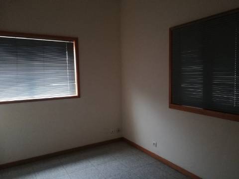 Armazém 650 m2. escritório 50 m2.